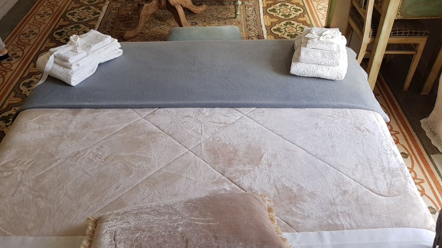Bedroom 4, Estes, Crotone
