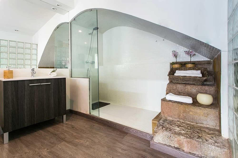 Bathroom, 4 Rooms Barcelona, Barcelona
