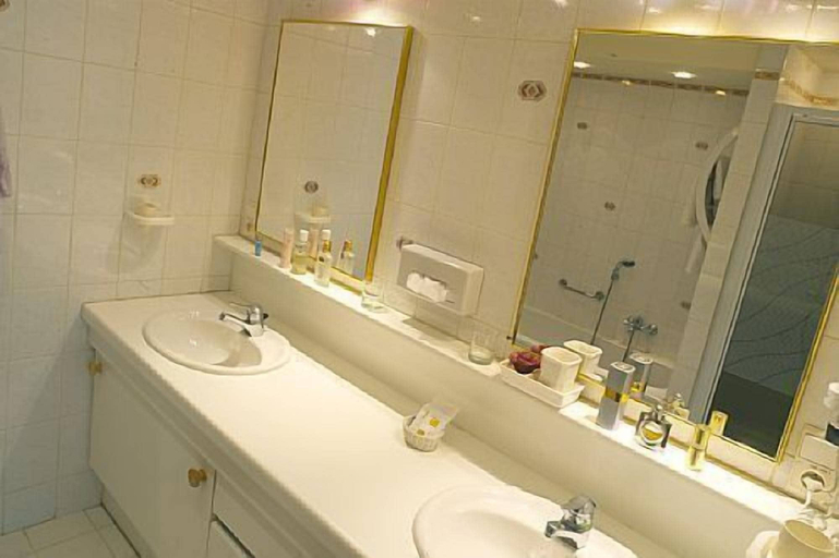 Bathroom 3, Hotel Rubens, West-Vlaanderen