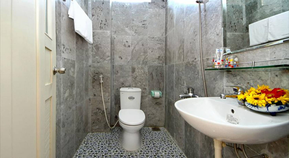 Bathroom, Center Homestay, Da Nang