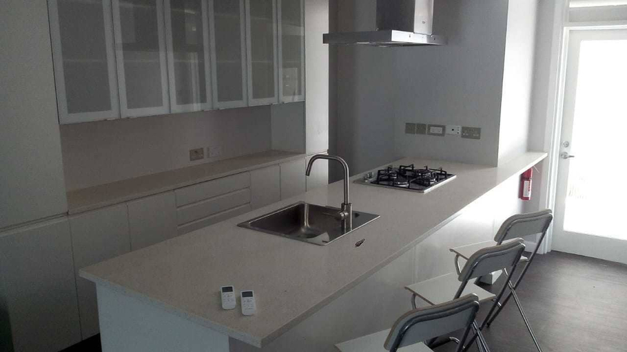 Others 3, Octave's Beach Trek Apartment