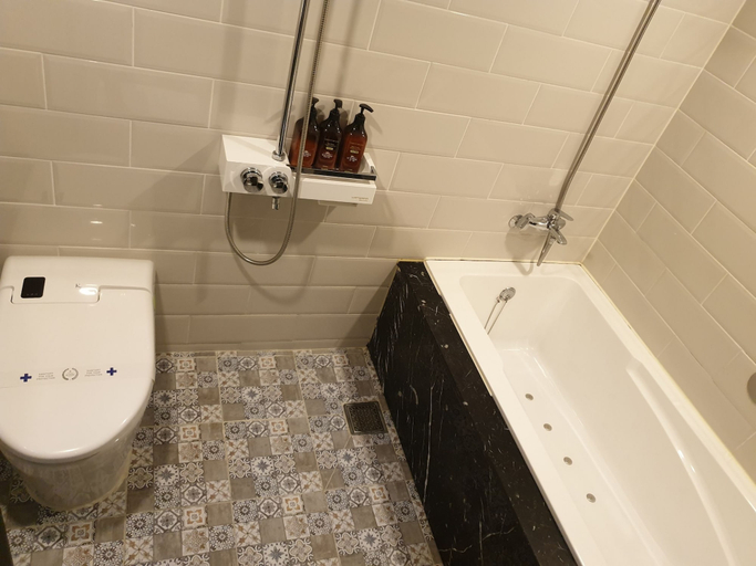 Bathroom 3, Hotel Bandi, Jung