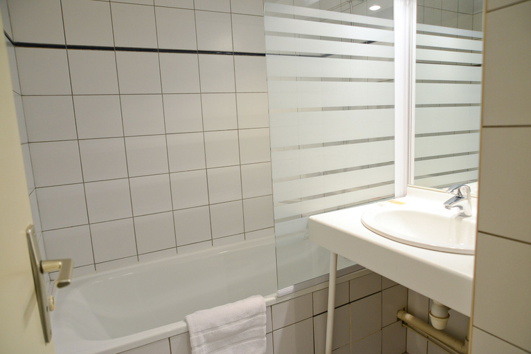 Bathroom 3, Hôtel Rolland, Ain