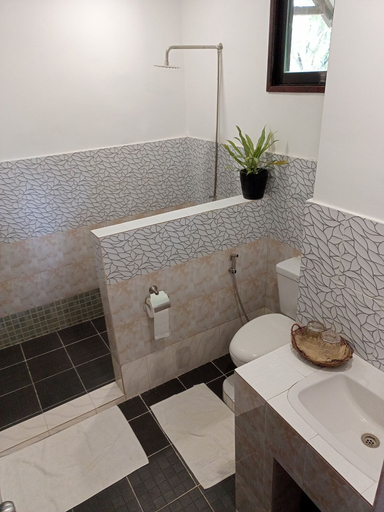 Bathroom 5, Las Cabanas Beach Resort, El Nido