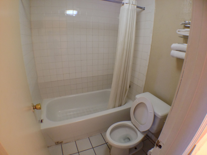 Bathroom 3, Budget Inn, Travis