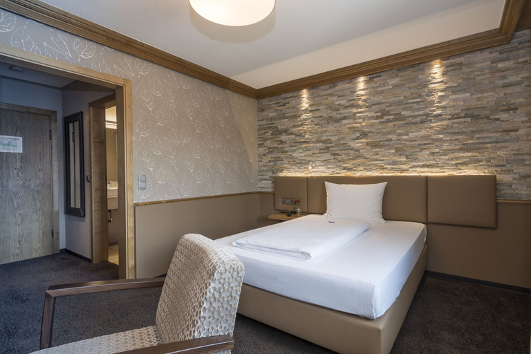 Bedroom 5, Hotel & Restaurant Becher, Göppingen