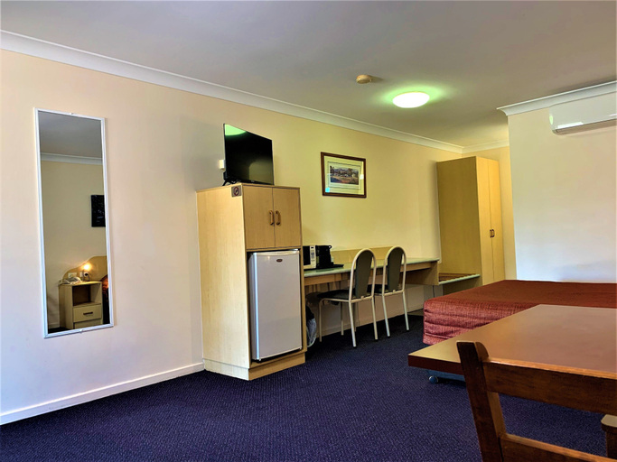Others 5, Silo Motor Inn Biloela, Banana