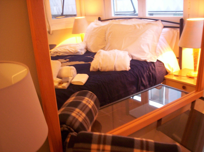 Bedroom 5, The New Yorkers Hotel, Attica
