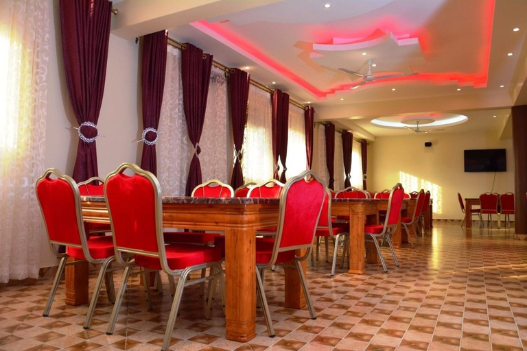 Food & Drinks 3, Mak-Queen Hotel, Busiiro