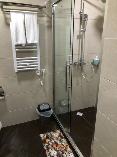Bathroom 2, Apartment on Batumskaya 16-4 ap. 21, Batumi
