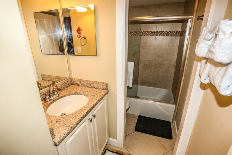 Bathroom 4, Dolphin Way A106, Lee