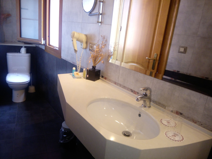 Bathroom 5, Hotel Vitorio, Asturias
