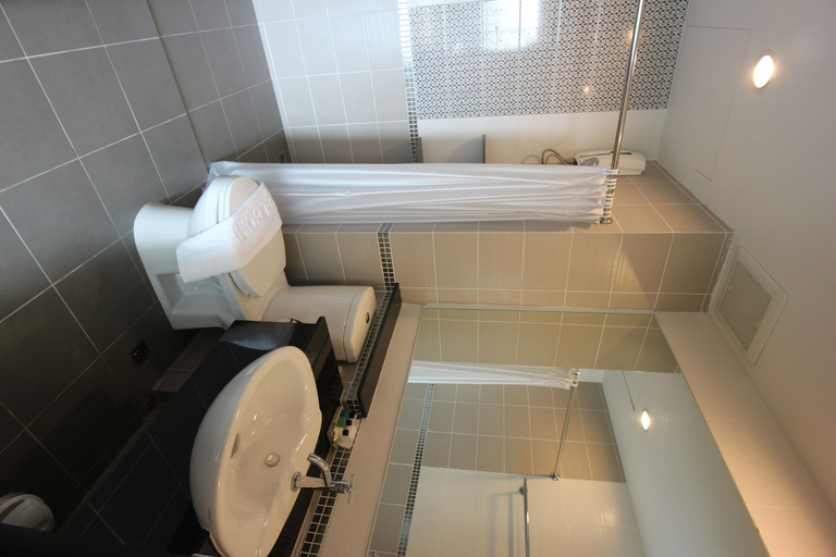 Bathroom 4, The Sila Sriracha, Si Racha