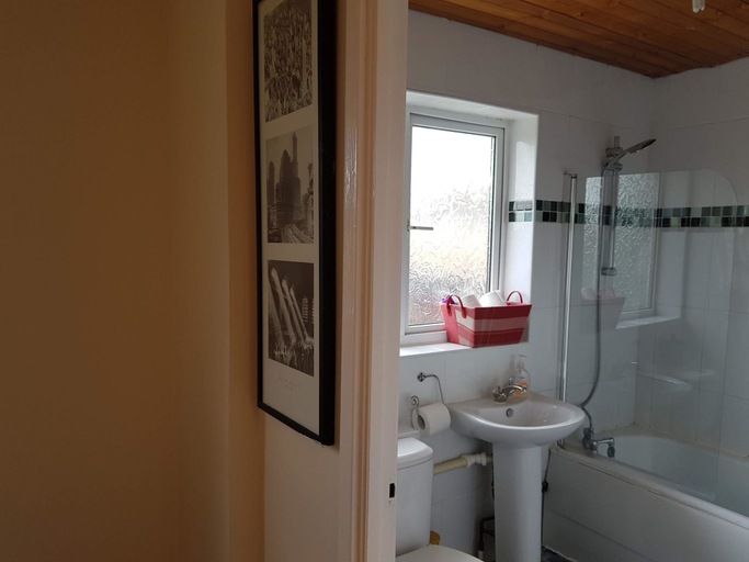 Bathroom 3, Huku Kwetu Eddiwick House, Central Bedfordshire