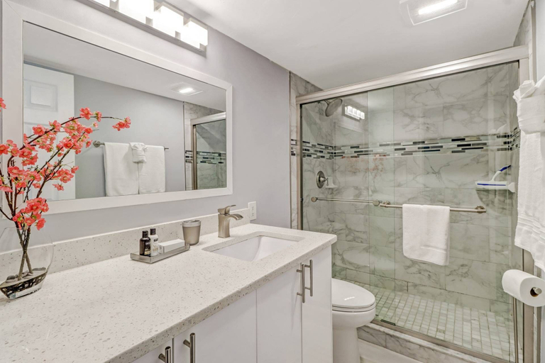 Bathroom, Beach & Tennis 4201, Lee