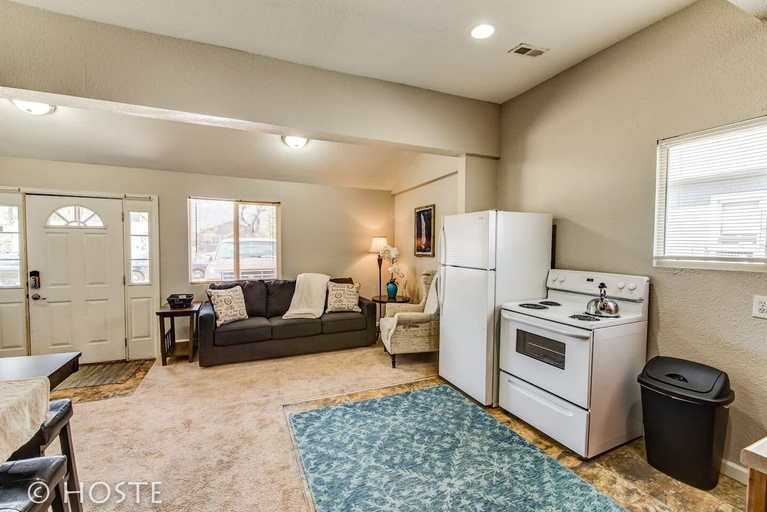Others 4, 1BR Downtown Townhome King Bed, 5 Min to Shops, El Paso