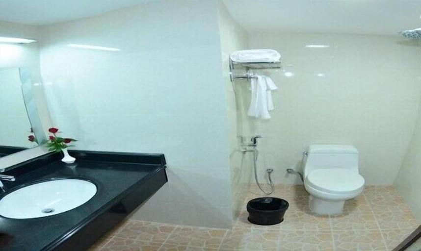 Bathroom 3, Aung Gyi Soe Hotel, Mandalay