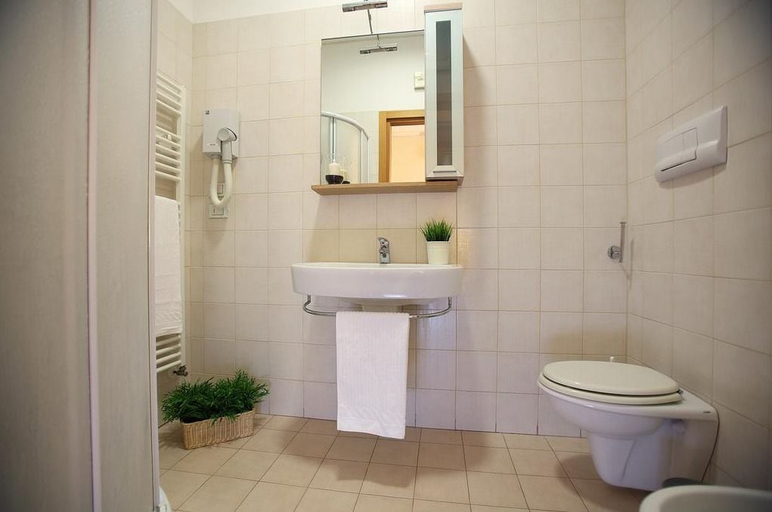 Bathroom 3, Hotel Sant'Antonio, Bari