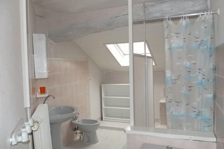 Bathroom 4, Au Cairn, Ariège