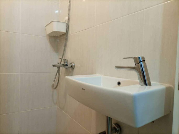 Bathroom 2, Comfortable And Tidy Studio At Barsa City Apartment, Yogyakarta