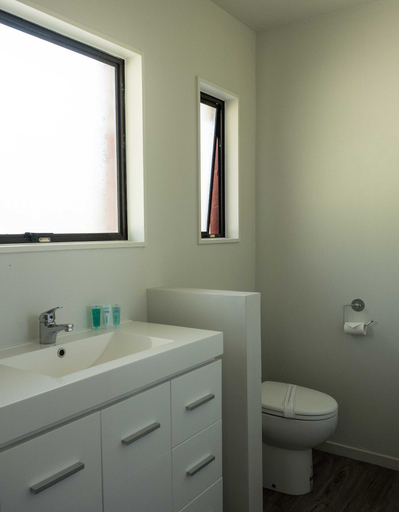 Bathroom 4, Duvauchelle Seaside Motel, Christchurch