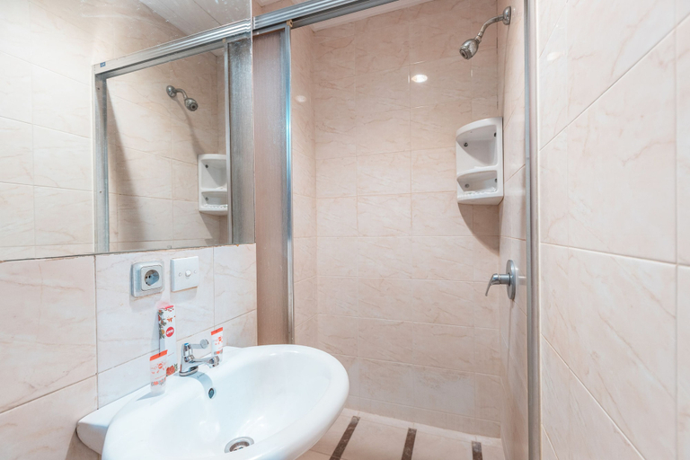 Bathroom 4, OYO 671 Hotel Capitol, West Jakarta