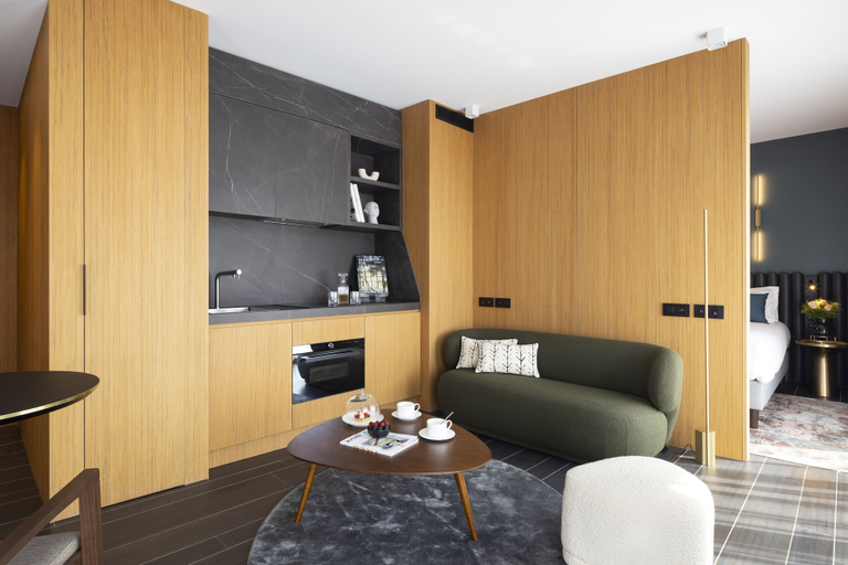 Others 5, Howard Sur Seine, Hauts-de-Seine