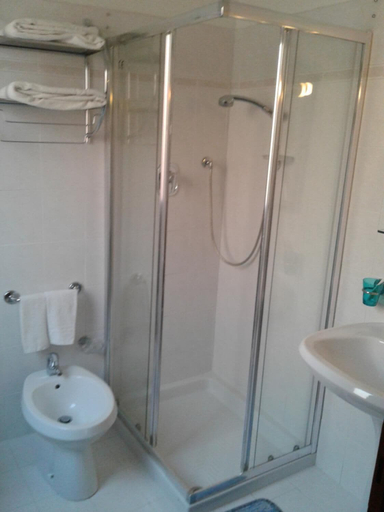 Bathroom, Albergo Moderna, Parma
