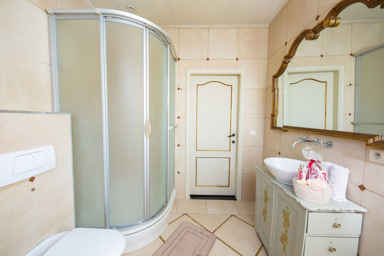 Bathroom 4, Unique Apartment In Historic Mansion, Antwerpen