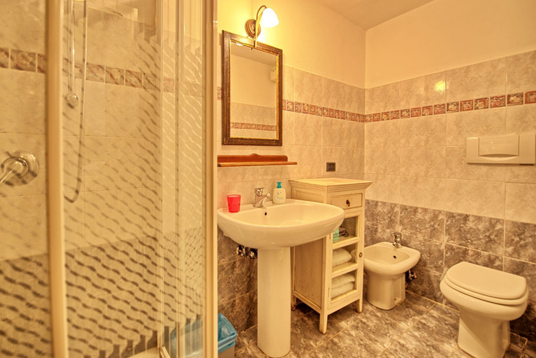 Bathroom 4, Villa Panzalla, Florence