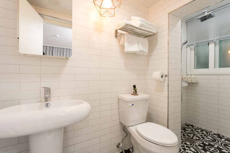 Bathroom 3, Neat House Hongdae, Mapo