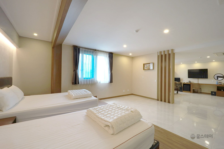 Bedroom 4, The King Hotel, Yeonje