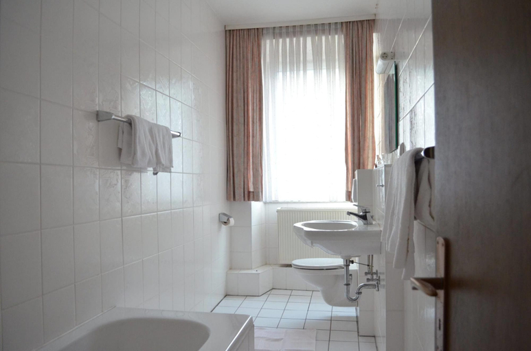 Bathroom 5, Hotel Drei Schweizer, Neuwied