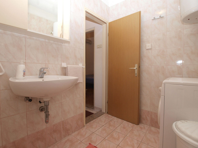 Bathroom 3, Apartment 1588, Pula