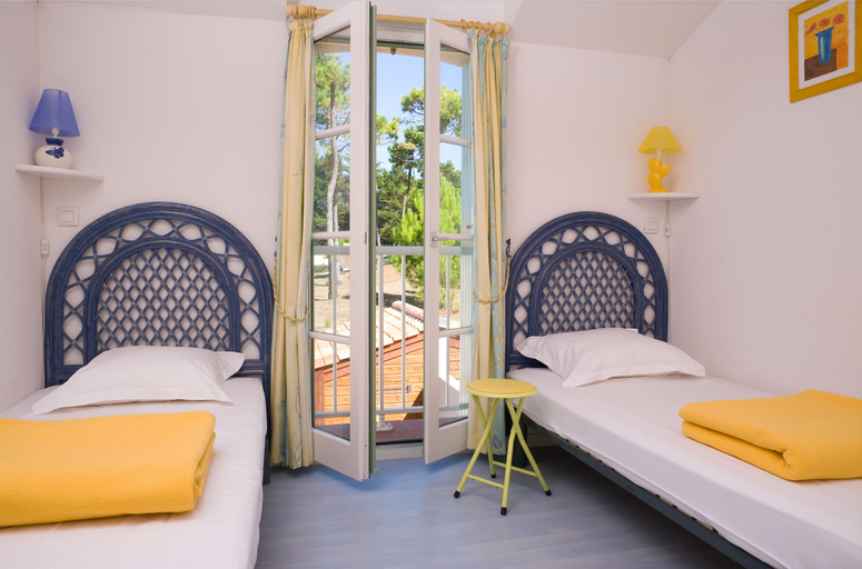 Bedroom 5, Madame Vacances Les Mas de St Hilaire, Vendée