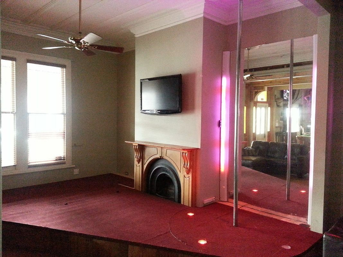 Bathroom 3, Shooters Saloon Bar Hotel & Cabins, Waitakere