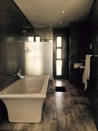 Bathroom 3, Mahlakapese Guest Lodge