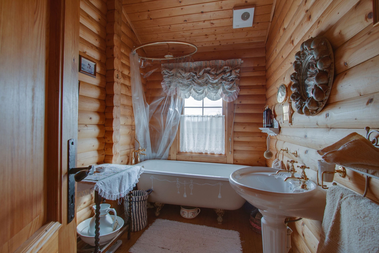 Bathroom 3, Balnabrechan Lodge, Angus