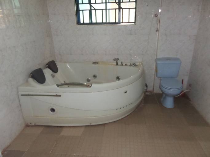 Bathroom 3, Keblat Hotel Suites, Abeokuta South