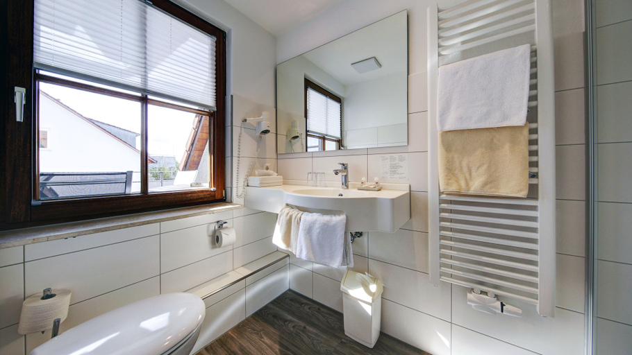 Bathroom 5, Hotel Bauer Großbettlingen, Esslingen