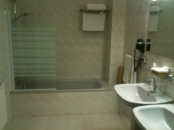 Bathroom 5, Los Olmos, Lugo
