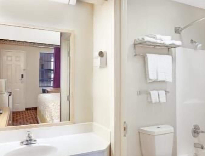Bathroom 4, Days Inn by Wyndham Lexington, Henderson