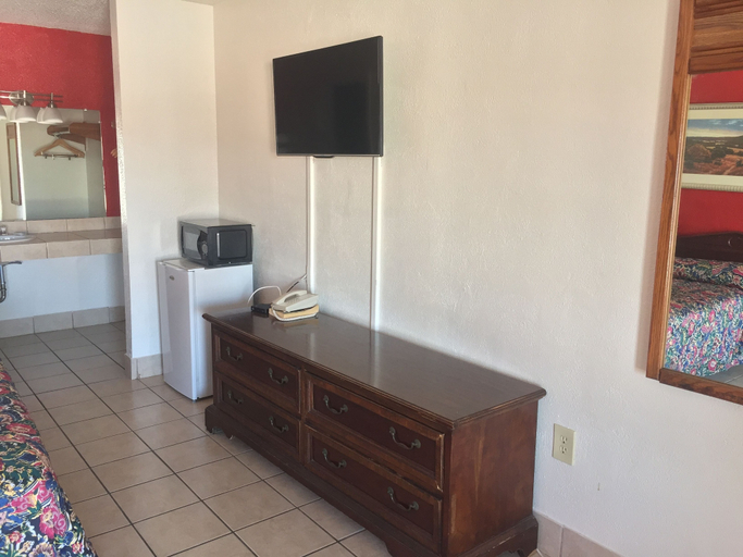 Others 5, Budget Inn, Travis