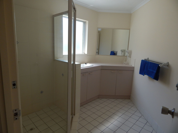 Bathroom 4, Tranquil Shores Holiday Apartments, Caloundra - Caloundra S.