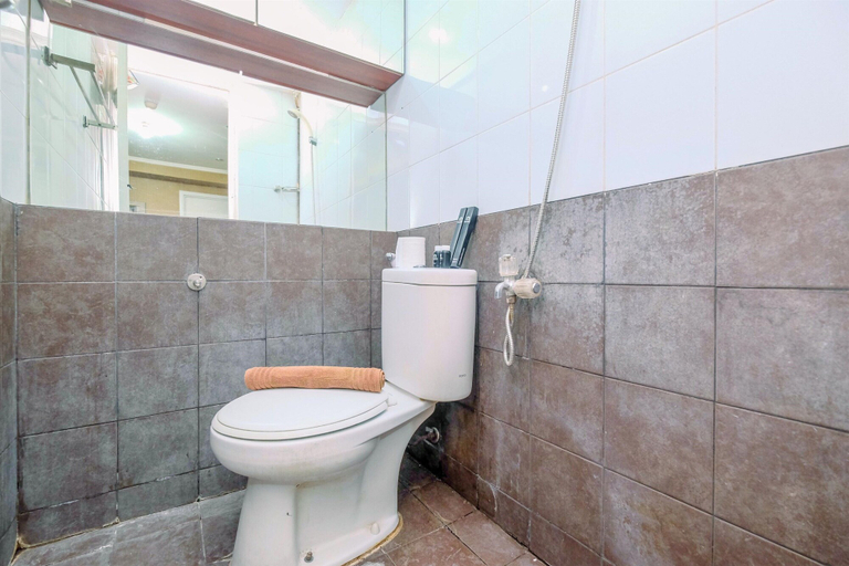 Bathroom 3, Comfy 2Br At Green Pramuka City Apartment, Jakarta Pusat