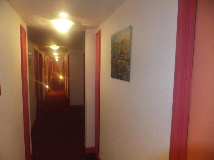 Others 5, Hôtel Le Village, Essonne