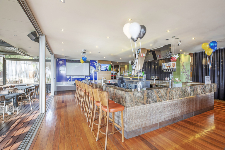 Food & Drinks 5, Nightcap at Shoppingtown Hotel, Manningham - West