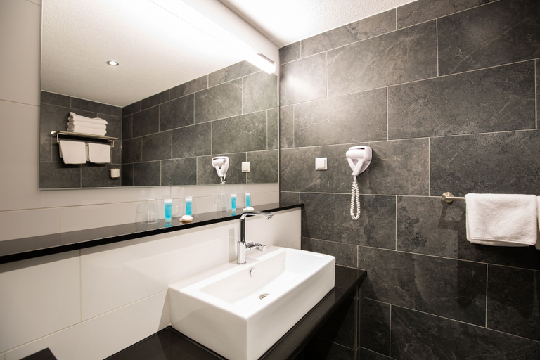 Bathroom 5, Bastion Hotel Apeldoorn Het Loo, Apeldoorn