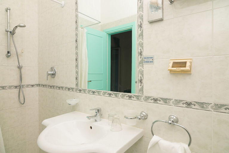 Bathroom 5, Hotel Capizzo, Napoli
