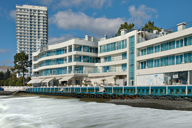Exterior & Views